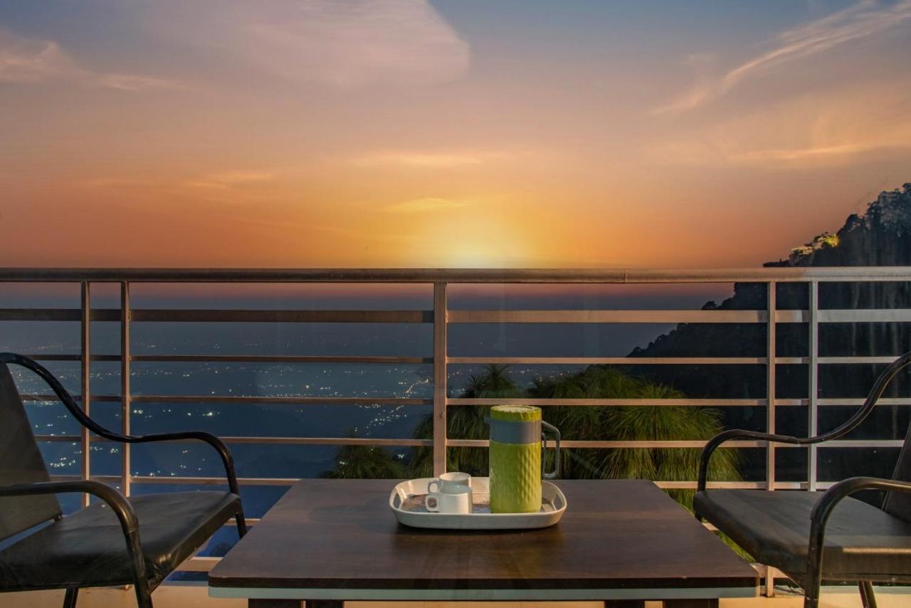 Panormic View By The North Edge Apartman Kasauli Kültér fotó