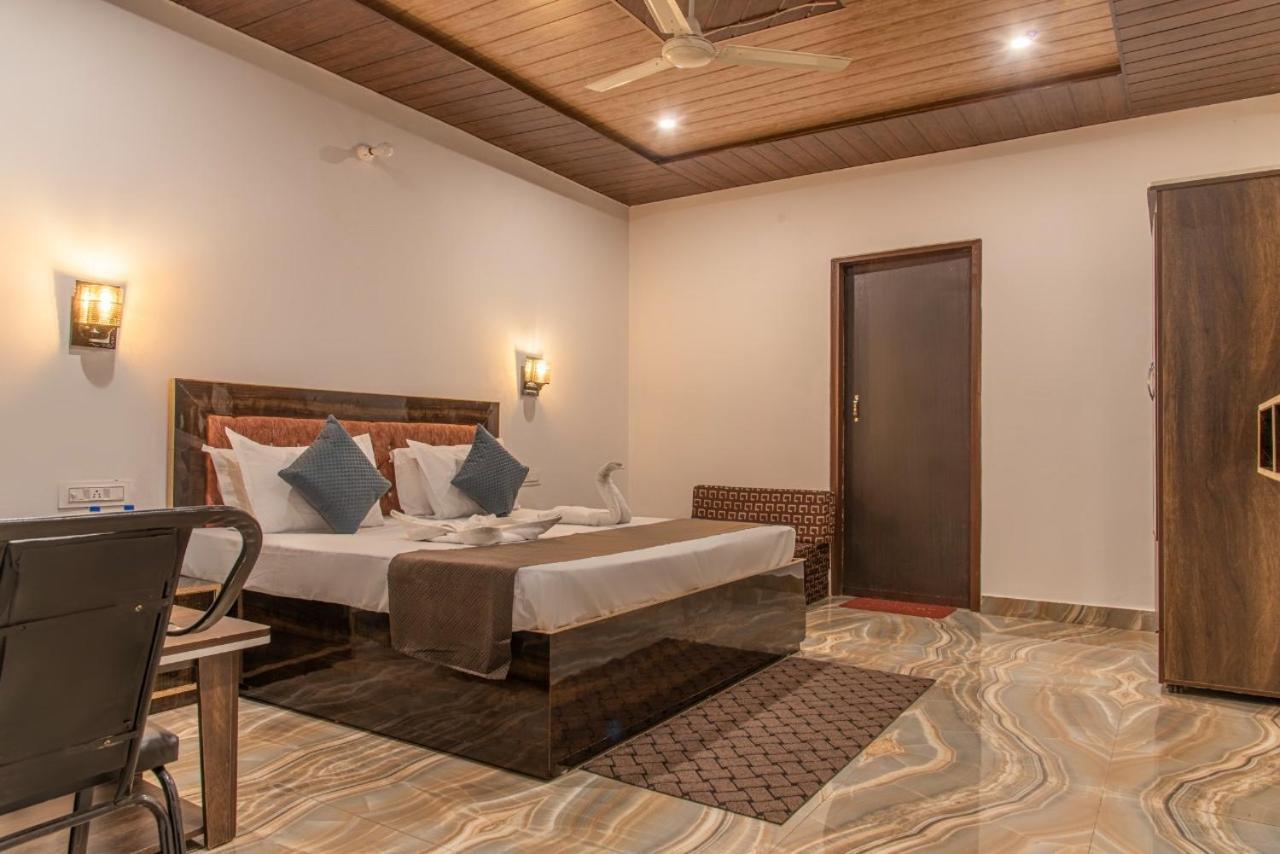 Panormic View By The North Edge Apartman Kasauli Kültér fotó