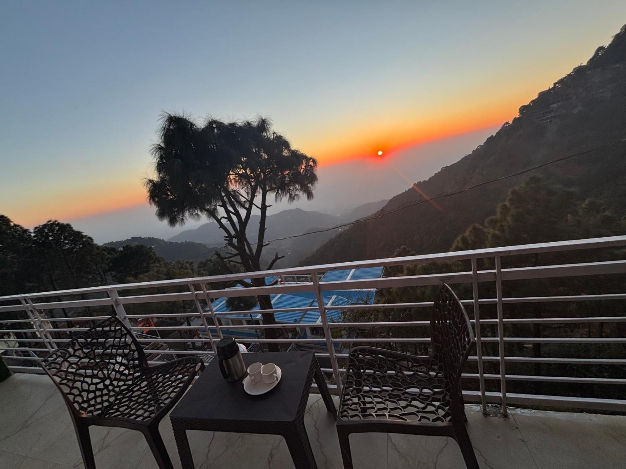 Panormic View By The North Edge Apartman Kasauli Kültér fotó