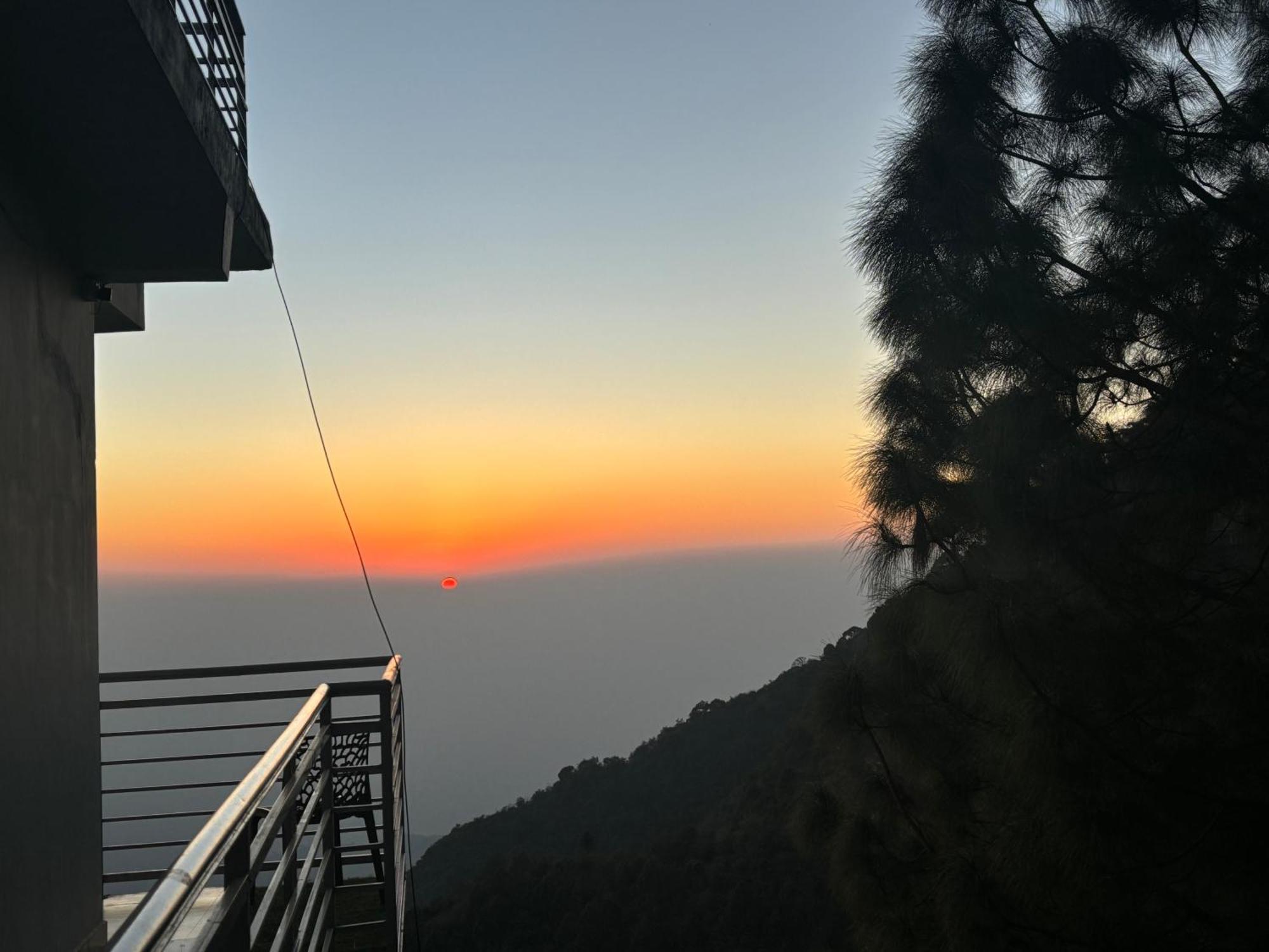 Panormic View By The North Edge Apartman Kasauli Kültér fotó