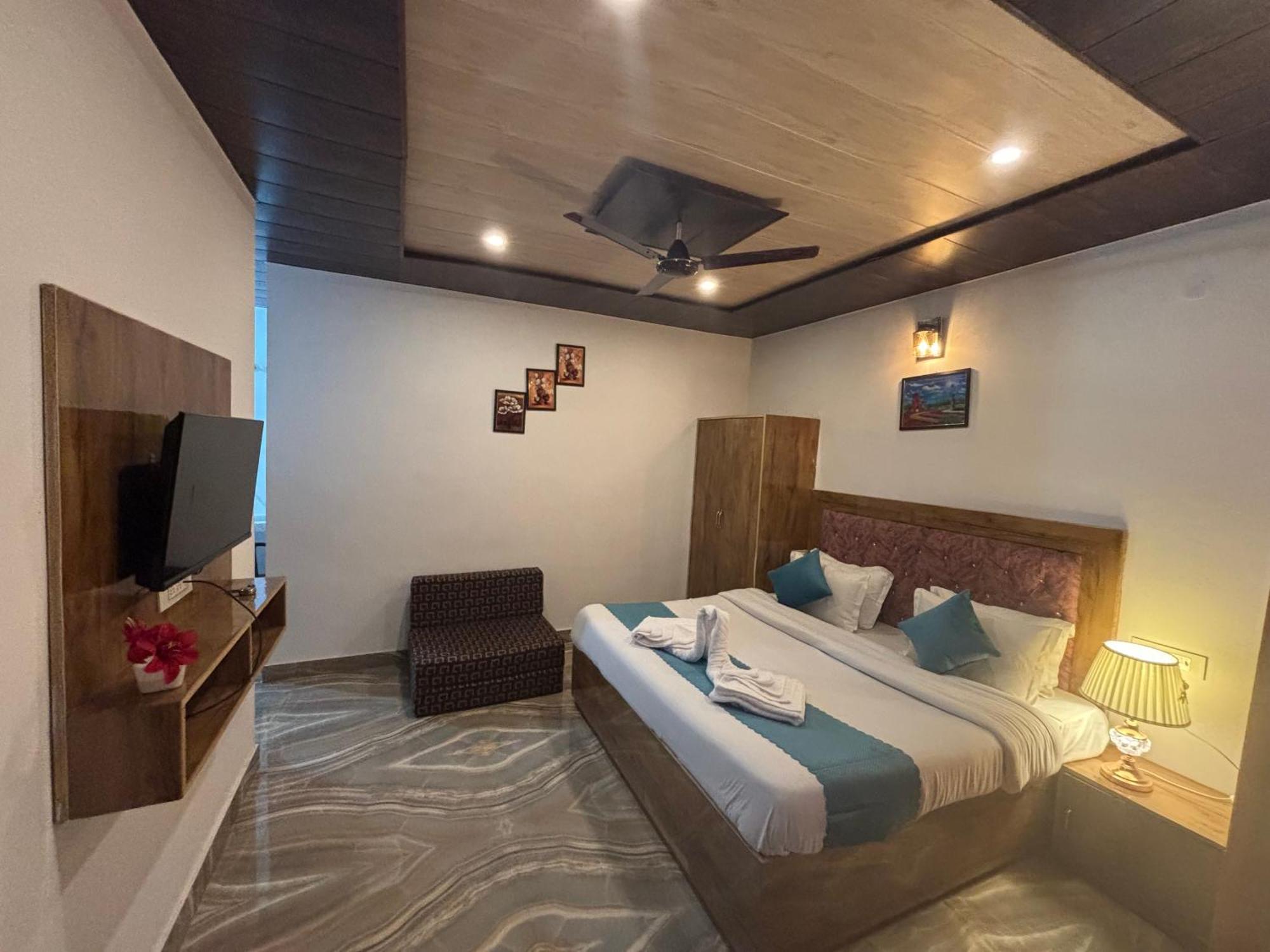 Panormic View By The North Edge Apartman Kasauli Kültér fotó