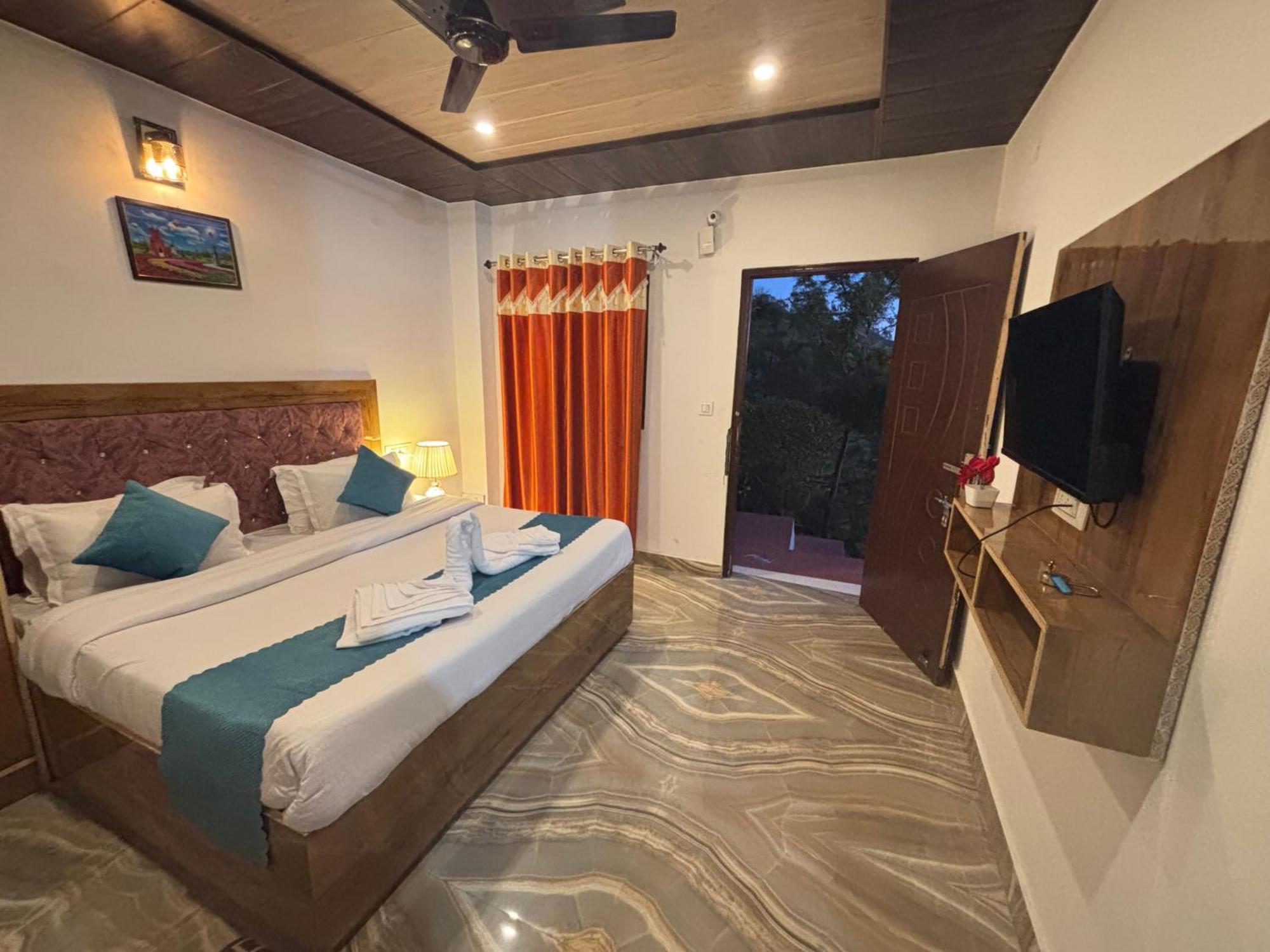 Panormic View By The North Edge Apartman Kasauli Kültér fotó