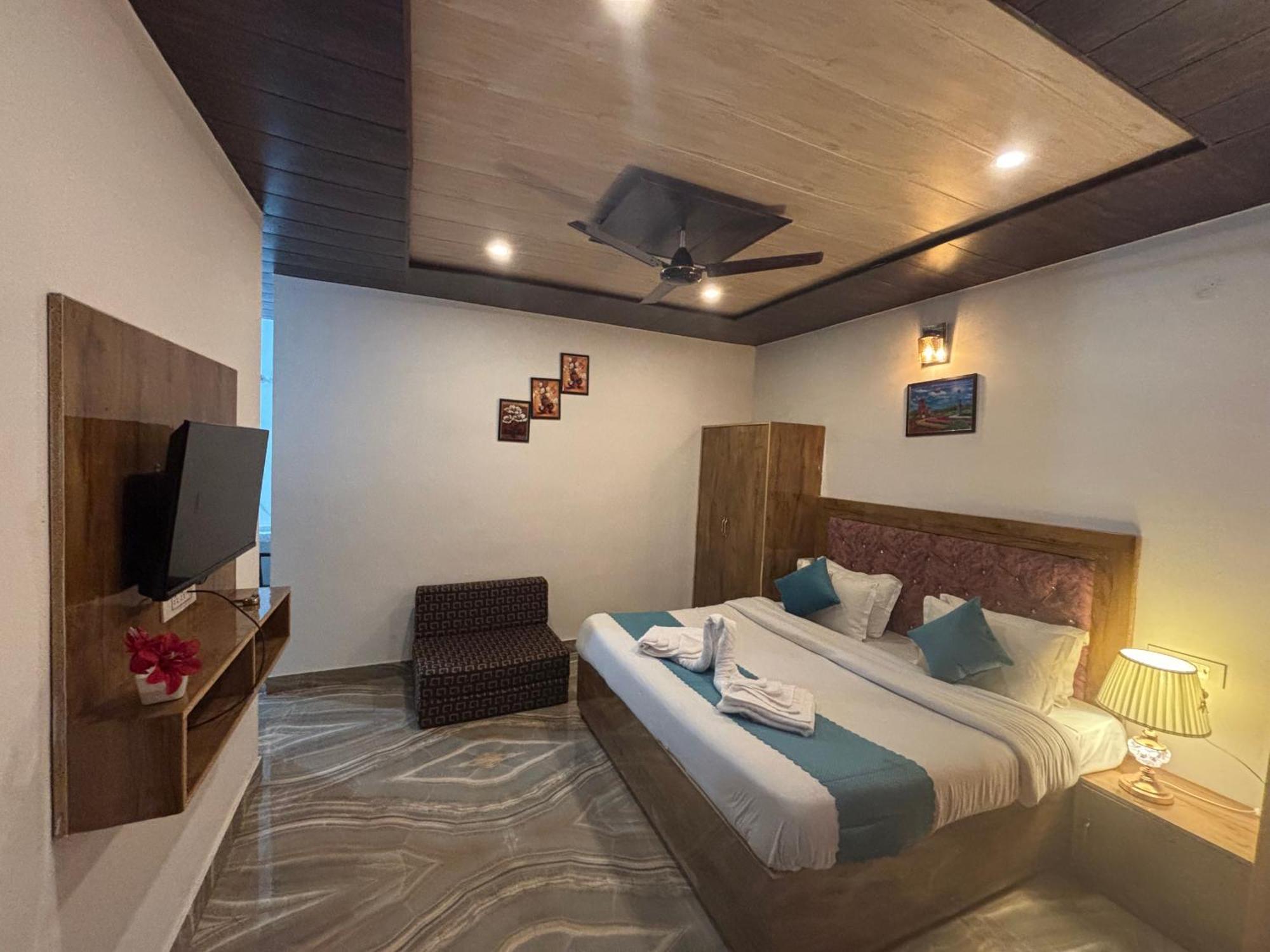 Panormic View By The North Edge Apartman Kasauli Kültér fotó