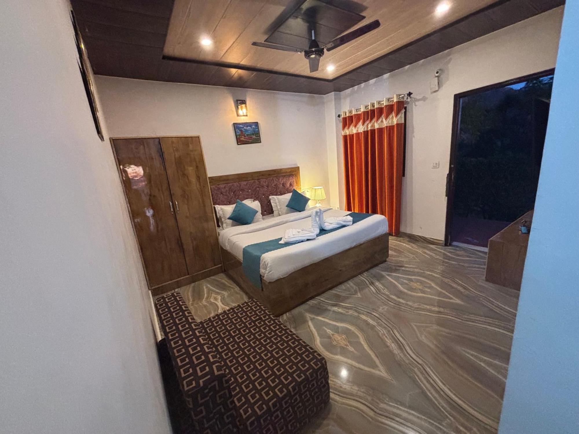 Panormic View By The North Edge Apartman Kasauli Kültér fotó
