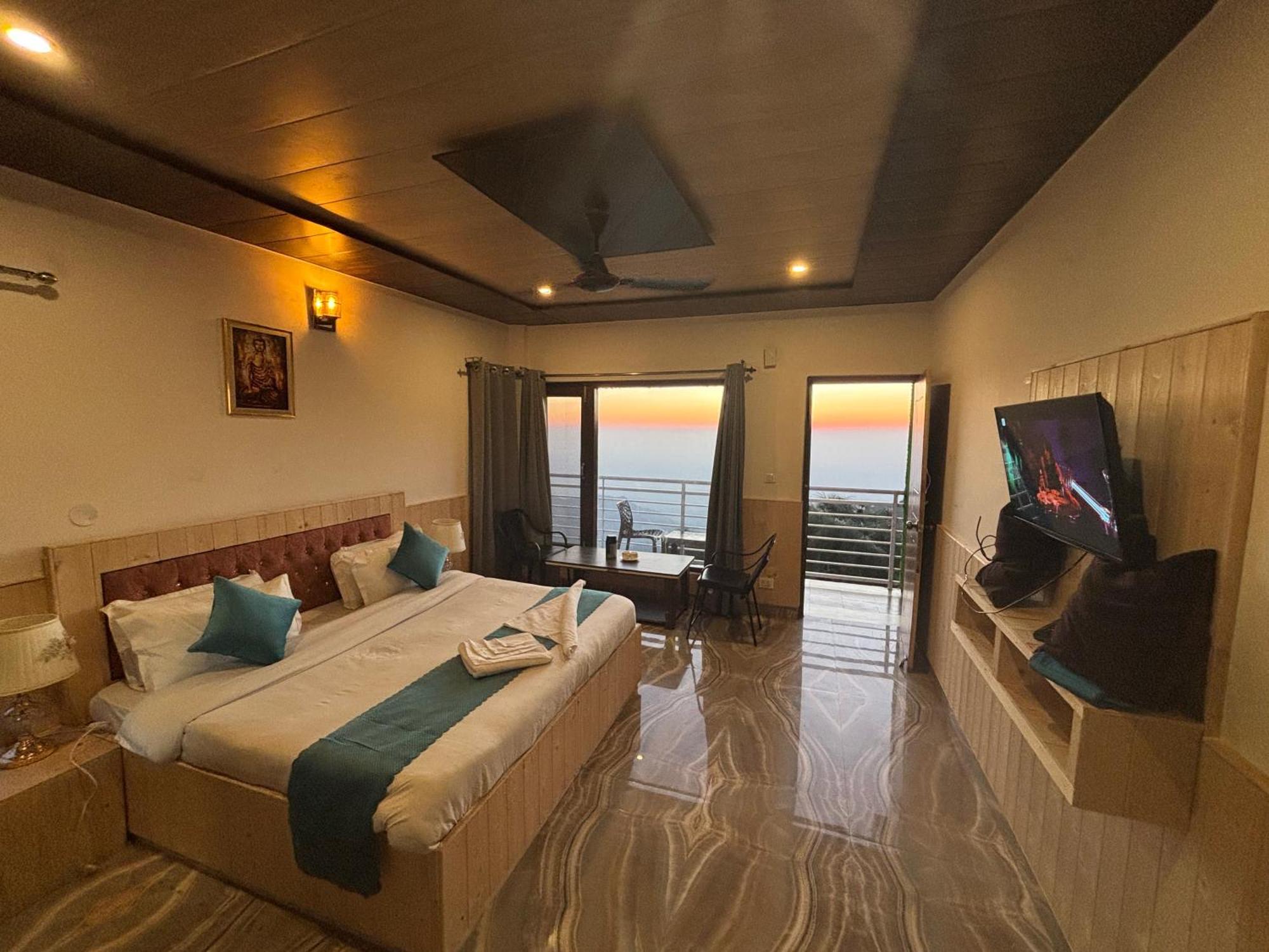Panormic View By The North Edge Apartman Kasauli Kültér fotó