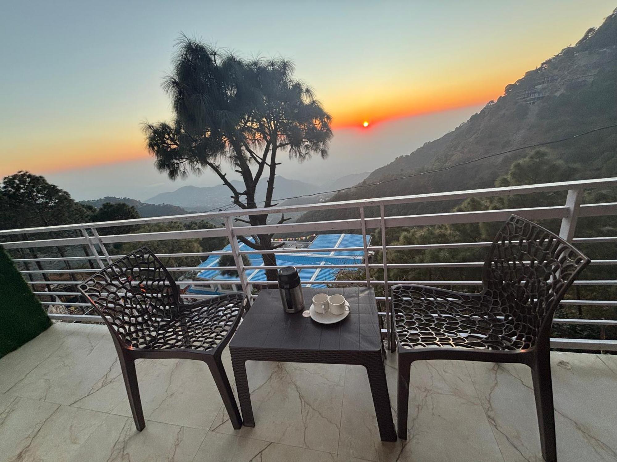 Panormic View By The North Edge Apartman Kasauli Kültér fotó
