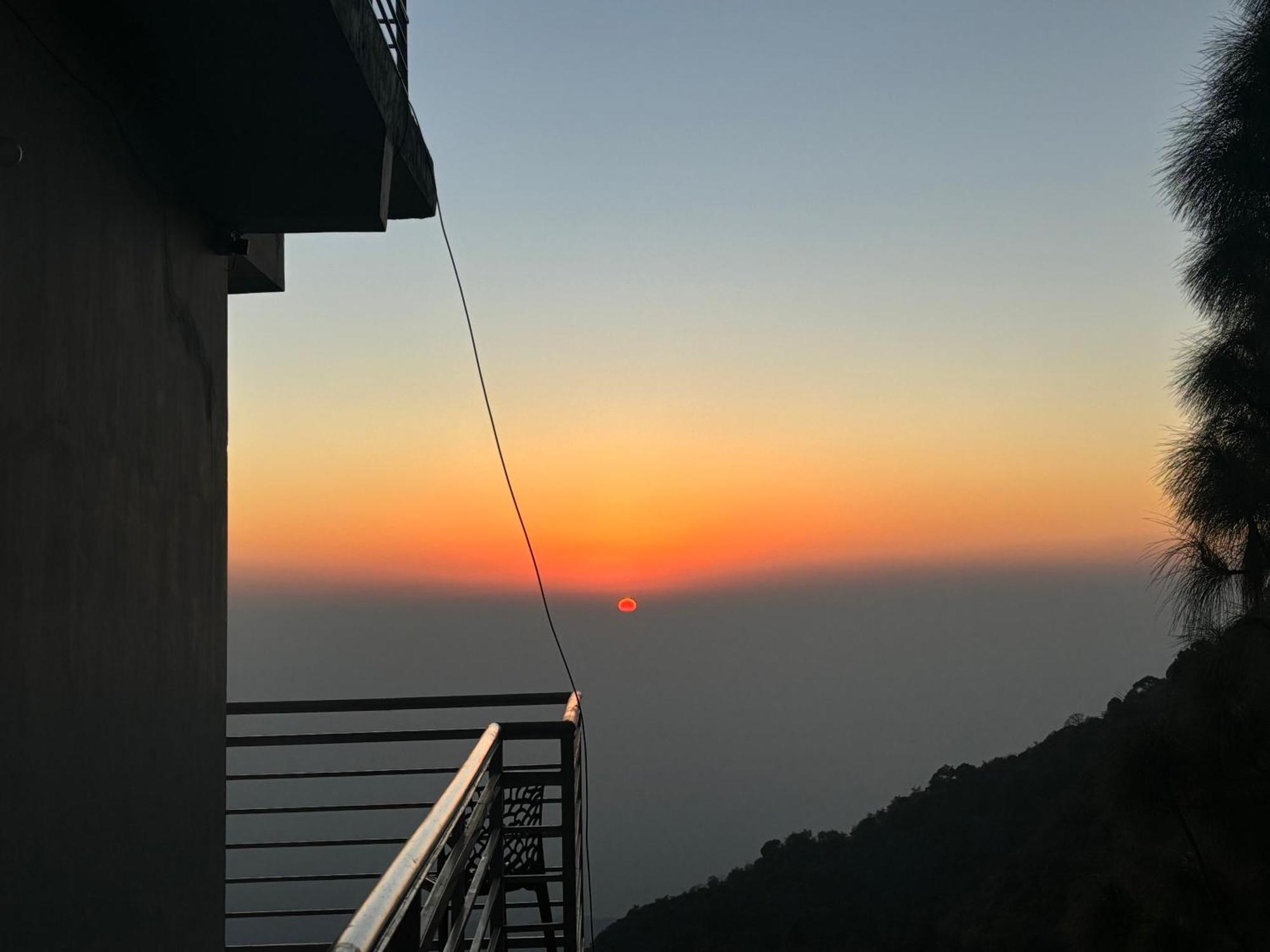 Panormic View By The North Edge Apartman Kasauli Kültér fotó